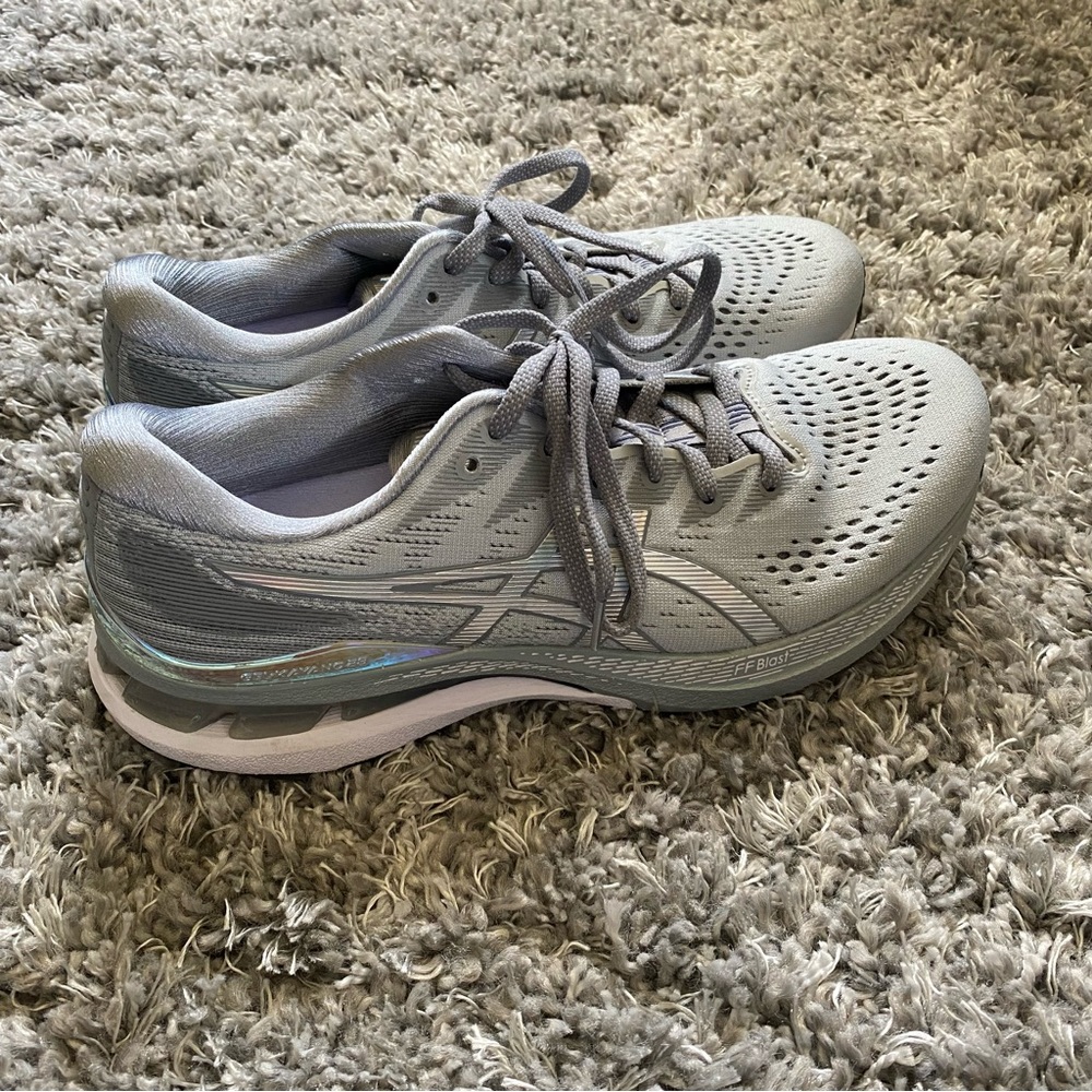 Asics Gel Kayano 28 in Platinum